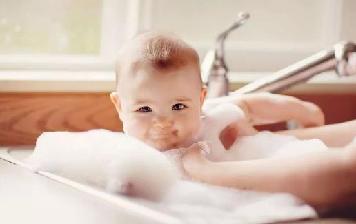 给婴儿洗澡的方法 婴儿洗澡注意事项