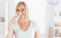 晨起空腹喝水到底好还是不好 空腹喝水的好处揭秘