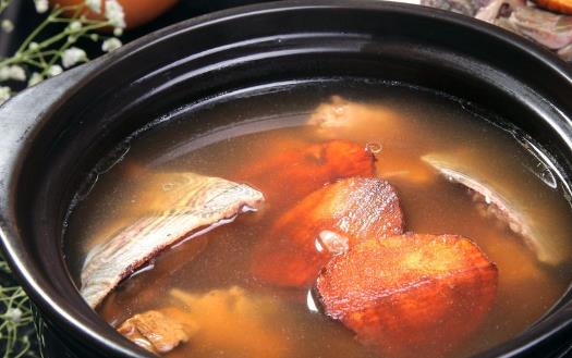常煲土茯苓草龟汤 可清热祛湿解毒润肤