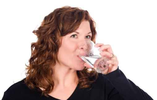 每日喝水超过四升易中毒 教你日常如何喝水算健康