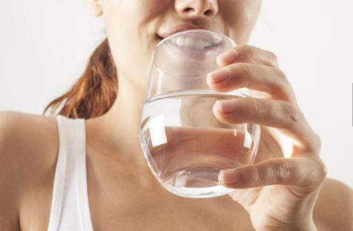 每日喝水超过4升易中毒？医生：告诉你如何喝水算健康 