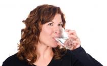 每日喝水超过四升易中毒 教你日常如何喝水算健康 