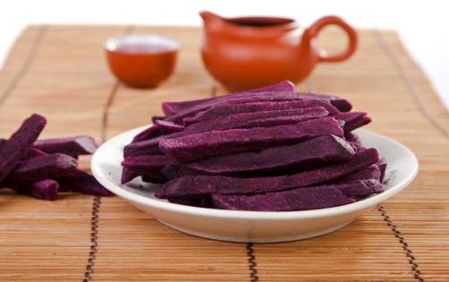 紫薯和胡萝卜一起蒸着吃，促排便、增强免疫力，尤其适合