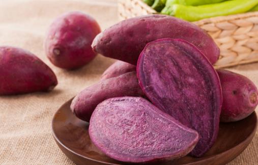 紫薯和胡萝卜一起蒸着吃，促排便、增强免疫力，尤其适合