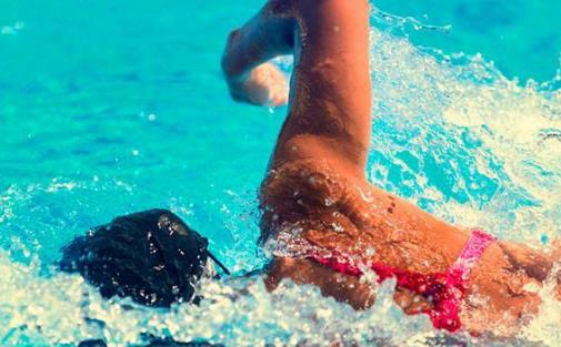 游泳时掌握水感是效率的关键 掌握技巧省力又保健（游泳水感水性如何掌握）