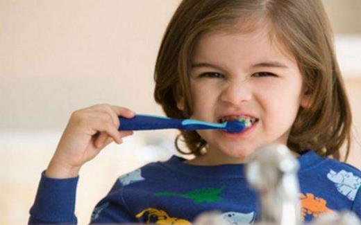 养成良好的口腔卫生习惯 孩子也能偶尔吃块糖