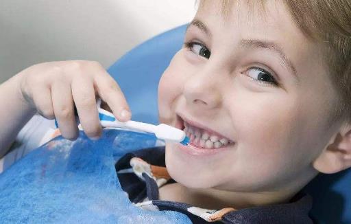 养成良好的口腔卫生习惯 孩子也能偶尔吃块糖