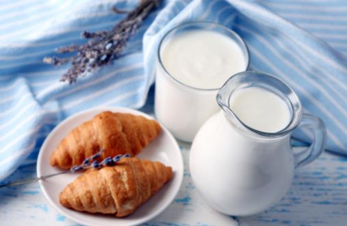 一喝牛奶就拉肚子是乳糖不耐受 喝牛奶的禁忌要记牢