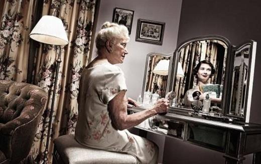 老人照镜子是对自身的一种认可 要多试试
