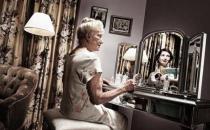 老人照镜子是对自身的一种认可 要多试试