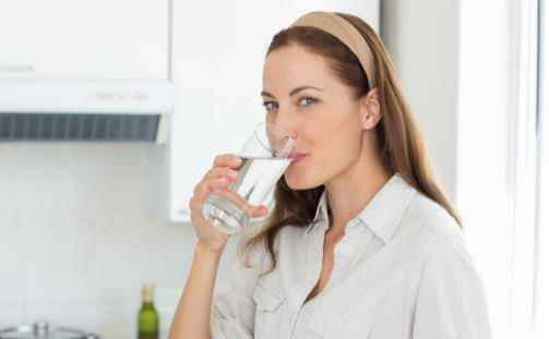 空腹喝盐水排毒是谣言 喝白开水的健康时间表