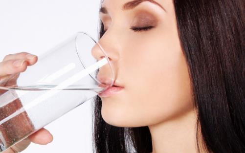 空腹喝盐水排毒是谣言 喝白开水的健康时间表