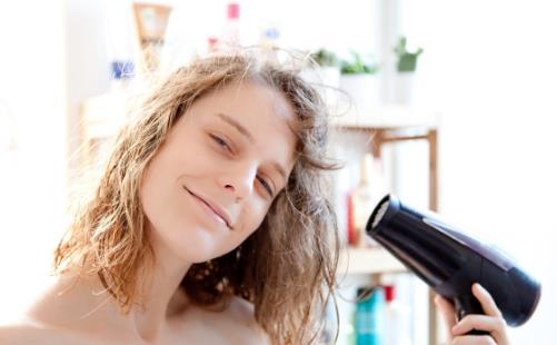 头发没干就睡容易睡出毛病 洗头后快速干头发的方法