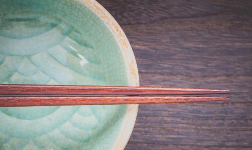 变色筷子别再用 闻一闻看一看辨别筷子过期没