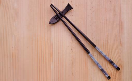 变色筷子别再用 闻一闻看一看分辨筷子过时没