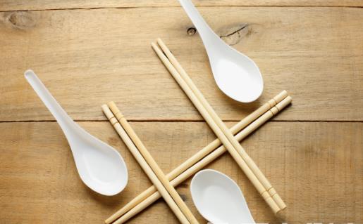 变色筷子别再用 闻一闻看一看判断筷子过期没 变色筷子别再用 闻一闻看一看辨别筷子过期没（筷子变色了能用吗） 生活妙招