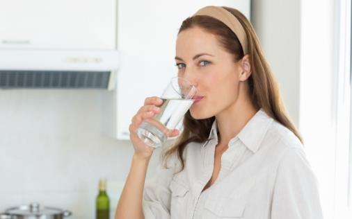 定时定量喝水好处多多 保健水在不同情况下喝法不同