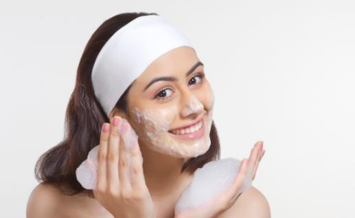 牙膏洗脸的方法及功效 美白脸部减少脸部出油