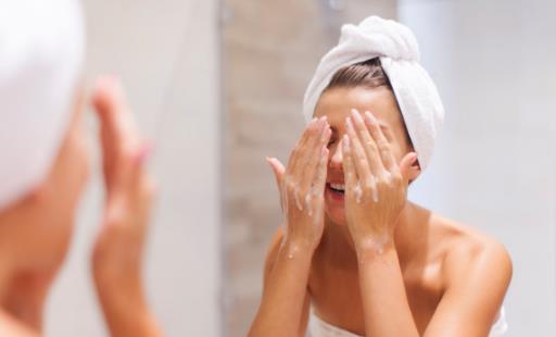 牙膏洗脸的方法及功效 美白脸部减少脸部出油