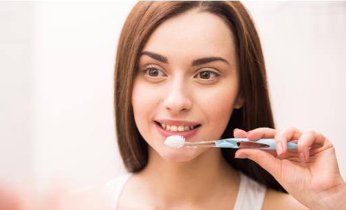 刷牙时是否需将牙膏蘸水？生活用品的8大误解