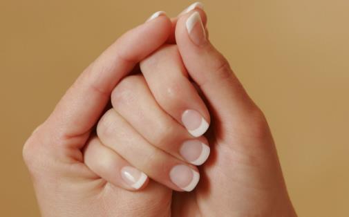 指甲表面凹凸不平是疾病预兆 指甲形状与疾病的关系