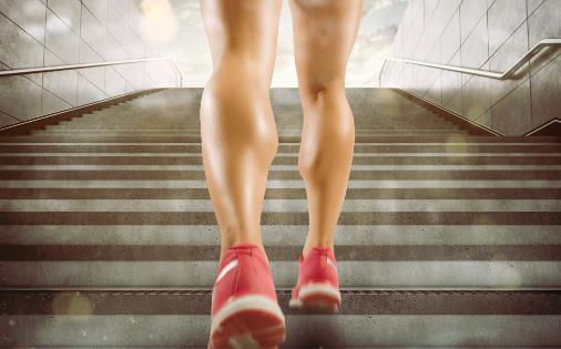 爬楼梯伤关节吗？如何合理进行运动锻炼