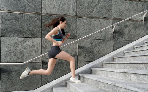 爬楼梯伤关节吗？如何合理进行运动锻炼