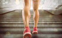 爬楼梯是否会伤关节 合理爬楼梯爬山需做好热身运动