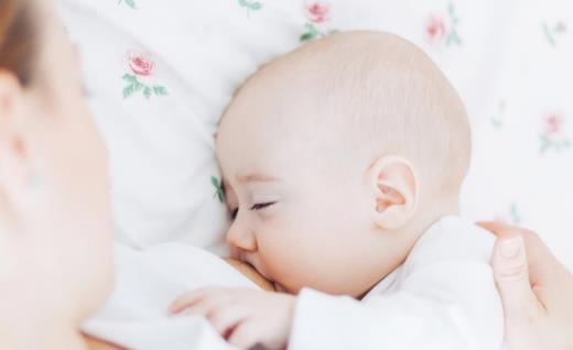 防止被宝宝咬乳头 找个安静的角落喂奶