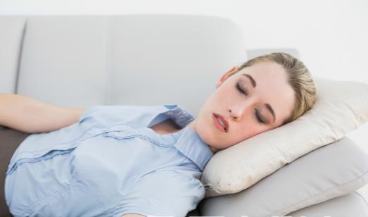 趴着睡午觉的四大危害 最理想的午睡方式