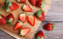 草莓含丰富胡萝卜素明目养肝 采摘草莓必备的小诀窍 