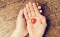 水泡久了手部皮肤为何会起皱 起皱的手指抓湿物更牢