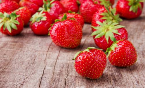 草莓太红是因为染色？ 草莓的八大功效