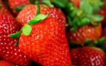 谣传草莓太红是因为染色 胃不好者要少吃不要贪嘴