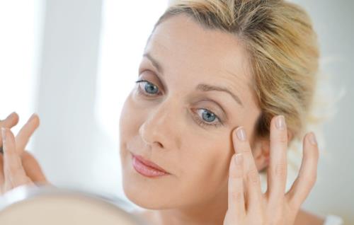 眼霜和眼部精华的区别是什么 为什么用眼霜会长脂肪粒