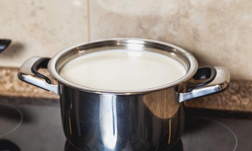 煮牛奶的正确方法 煮牛奶要用旺火忌用文火煮