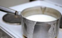 煮牛奶的正确方法 煮牛奶要用旺火忌用文火煮