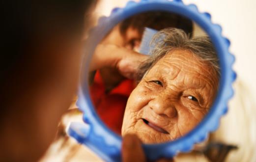 老人可把梳头养成良好的养生法 有利于延缓大脑衰老