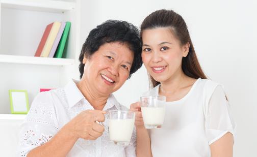 老人多喝牛奶好 可能你不是适合的老人群体