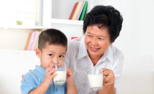 老人多喝牛奶好 可能你不是适合的老人群体
