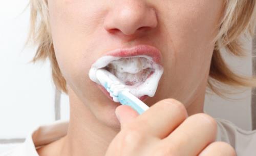 早起长期不刷牙就喝水的后果 长久会得口臭