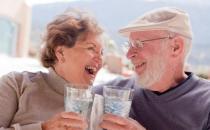 老人亲近水有益身心健康 以水养生促进血液循环