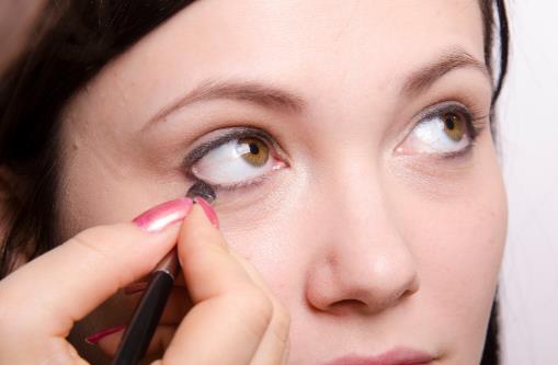 长期画眼线对眼睛有害 这样化妆保护眼睛