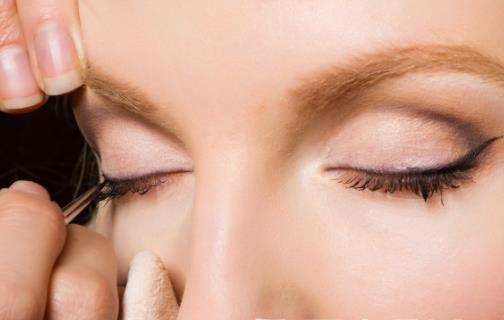 警惕双眼皮贴的危害 可使皮肤失去弹性