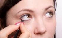 长期画眼线对眼睛有害 化妆时保护眼睛的诀窍