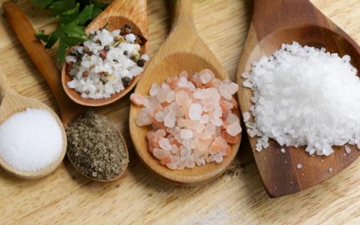 盐吃多了有哪些危害 每天吃多少盐合适