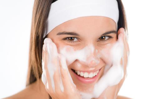 盐水洗脸7大好处要知道 盐水护肤宜在洗脸后进行