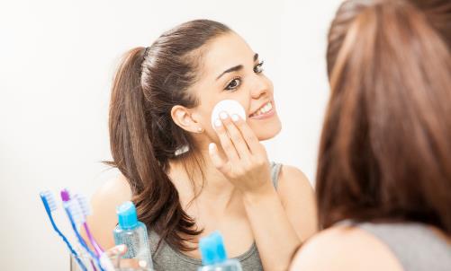 眼部卸妆油的使用指南 卸妆品在脸上不宜久留