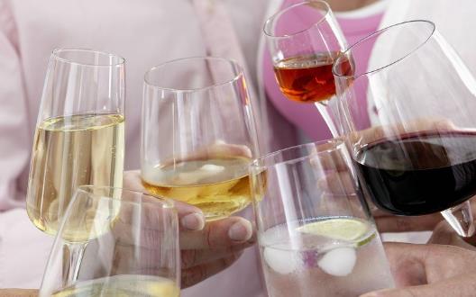 喝酒要遵循的七大原则 狂饮酒容易惹上疾病