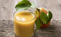 冬季常喝梨汁排毒润肺降血压 喝梨汁的功效与好处